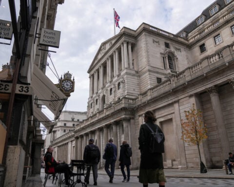 Worsening UK labour market bolsters Bank of England rate cut bets