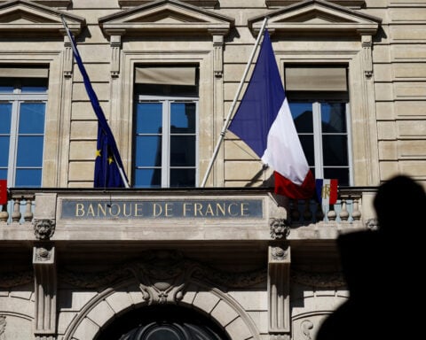 French central bank sees slight growth in Q4 as political uncertainty weighs