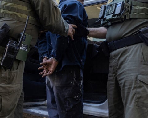 Judge orders release of hundreds arrested in Illinois immigration crackdown