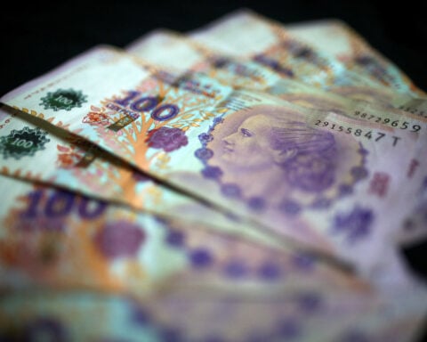 Investors push Argentina for flexible peso amid reserve, FDI concerns
