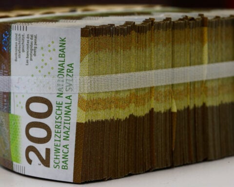 Dollar rises against euro amid Fed rate cut speculation