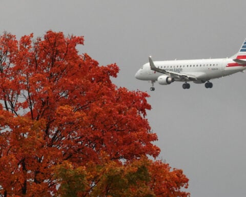 FAA halves flight cuts to 3% as airlines push for end