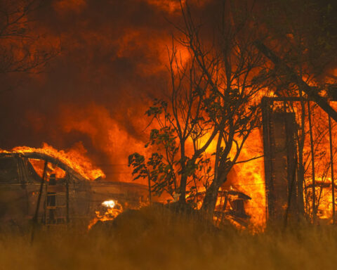 As California wildfire rages, Los Angeles threatened with floods, mudslides