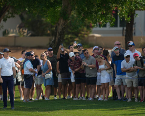 Rory McIlroy shares lead in Dubai and closes in on a 4th straight European title