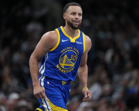 Curry ties Jordan's record, torches Spurs with 49 points to rally Warriors to 109-108 victory