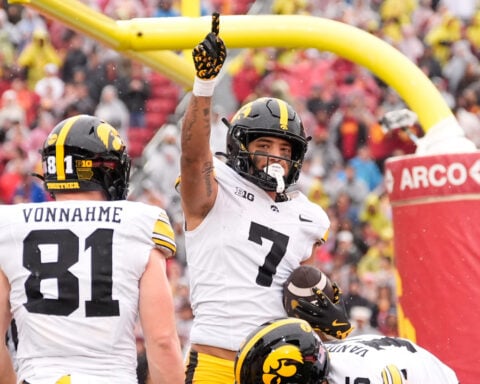 No. 17 Southern California scores final 19 points, keeps CFP hopes alive with 26-21 win over Iowa