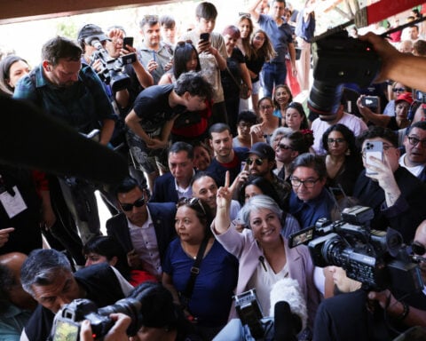 Leftist Jara leads Chile's presidential election in early count