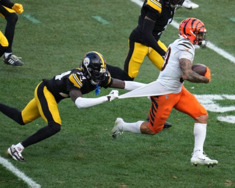 Steelers run past Bengals 34-12 but lose Aaron Rodgers to a left wrist injury