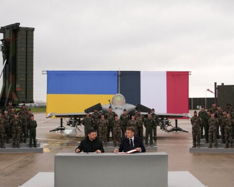 Ukraine signs deal to obtain 100 French-made Rafale warplanes