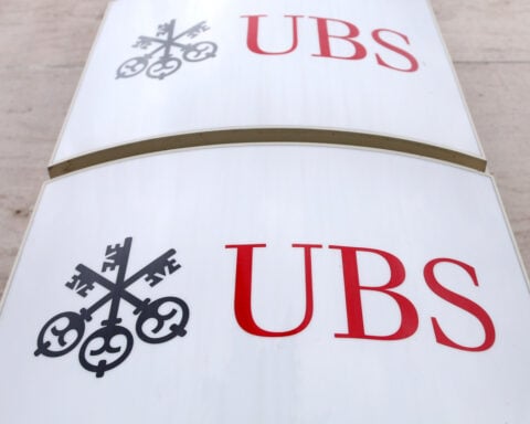 UBS reaffirms Swiss base after report of talks on possible U.S. move