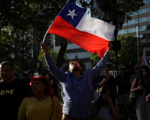 Chile peso firms, stocks rally after right-wing tilt in Sunday elections