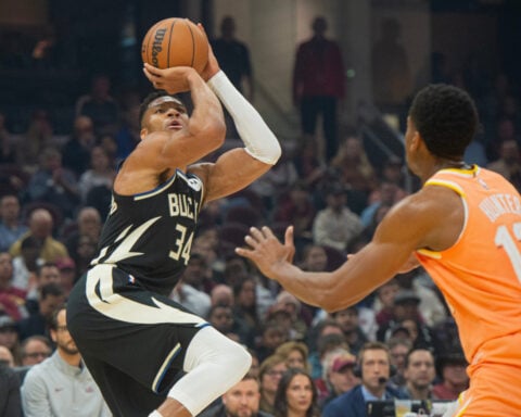 Bucks' Giannis Antetokounmpo leaves game early vs. Cavaliers due to a left groin strain