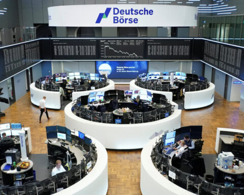 European shares close at one-month low on Fed rate cut worries, tech valuations