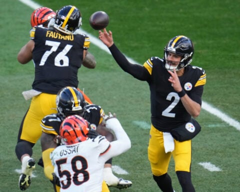 Steelers QB Aaron Rodgers and his broken wrist could still play against the Bears