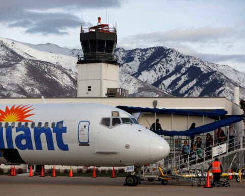 Allegiant pilots demand pay raise, better schedules in pickets at US airports