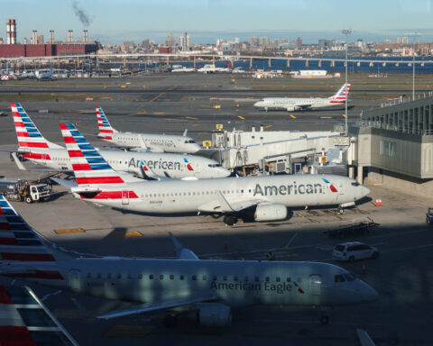 US airline group urges Congress to pay controllers during future shutdowns