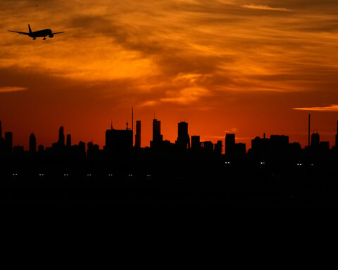 Bipartisan bill aims to pay air traffic controllers during future shutdowns