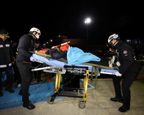 South Korean ferry runs aground, all 267 people on board rescued