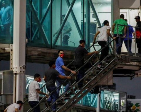 US judge revives contempt proceeding against Trump officials