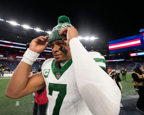 Jets' Aaron Glenn confirms that Tyrod Taylor will start at quarterback, Justin Fields is benched