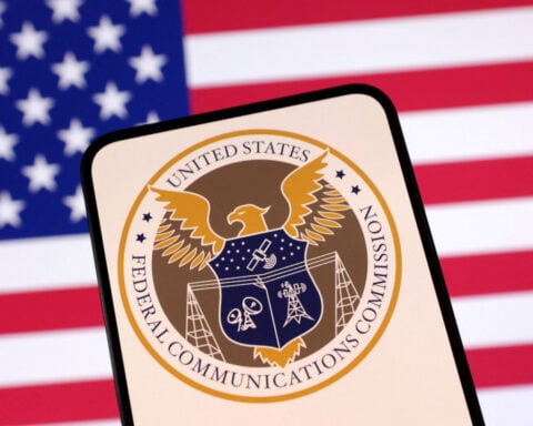 US FCC votes to advance wireless spectrum auction, avoid aviation standoff