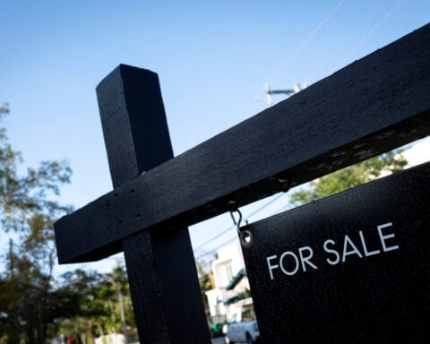 US existing home sales increase in October