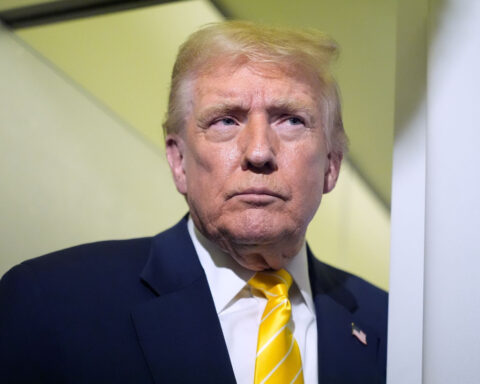 Trump renews effort to block states from regulating AI, raising alarms about safety