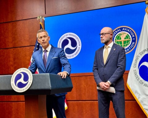 FAA gives $10K bonuses only to controllers and technicians with perfect attendance during shutdown