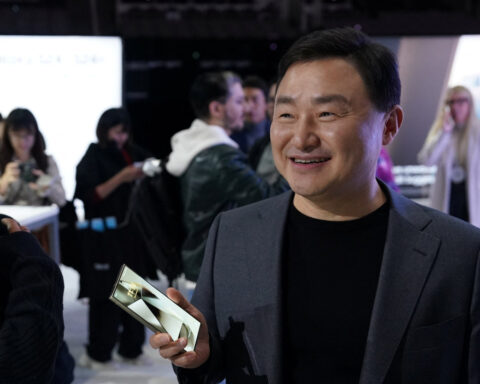 Samsung Elec names mobile chief co-CEO in return to traditional structure