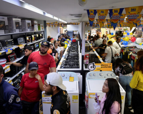 Black Friday puts focus on consumer spending for rocky markets