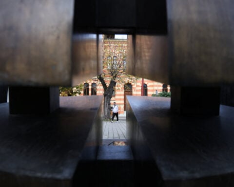 Three decades after peace deal, Bosnia still struggles with division