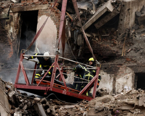 Ukraine faces 'difficult choice' as Trump demands acceptance of peace plan