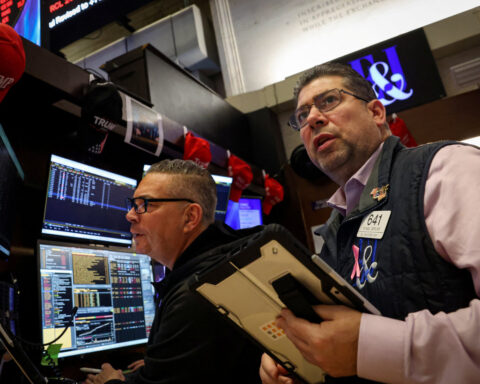 US stocks jump on Fed rate cut bets but lose ground on the week