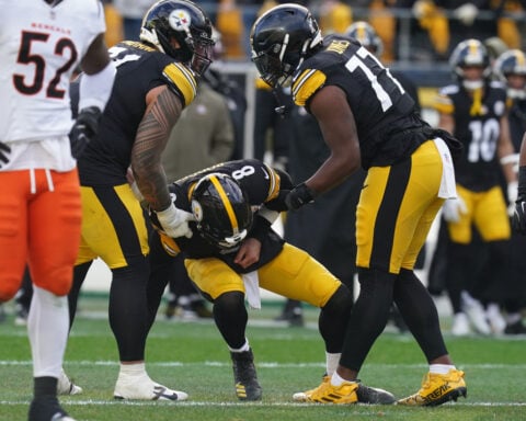 Steelers QB Aaron Rodgers practices with a brace on his broken wrist and is questionable vs. Bears