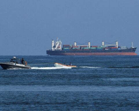 US warns airlines of potential hazards when flying over Venezuela