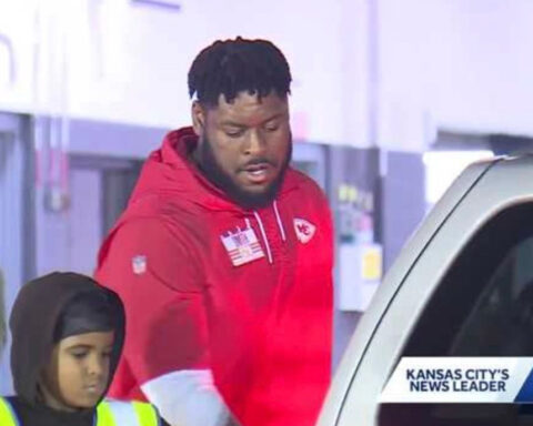 Chiefs lineman Trey Smith helps hand out 400 Thanksgiving meals in KCK