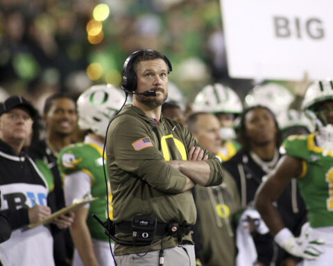 AP Top 25 poll preview: No. 6 Ducks, No. 8 Sooners face tall tasks on otherwise light day for top 10