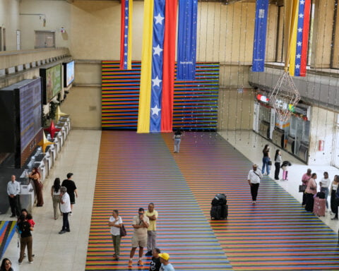 Airlines cancel flights to Venezuela after FAA warns of worsening security, military activity