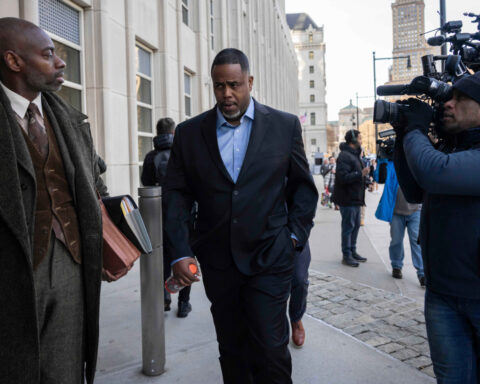 Portland Trail Blazers coach Chauncey Billups pleads not guilty in rigged poker games case