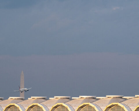 FAA to investigate airlines that did not comply with shutdown flight cuts