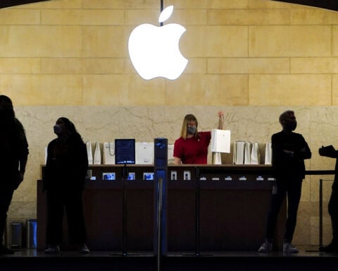 Apple cuts jobs across sales team