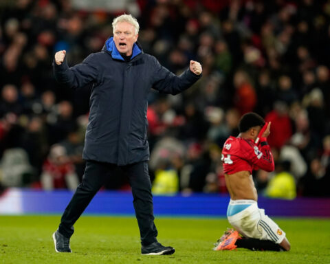 10-man Everton beats Man United 1-0 despite Gueye's red card for striking a teammate