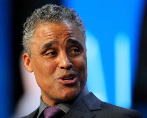 Former Lakers star Rick Fox enters Bahamian politics