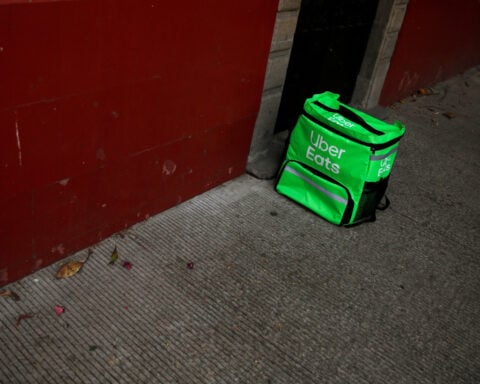 Australian delivery workers set to gain minimum pay in landmark deal with Uber Eats, DoorDash