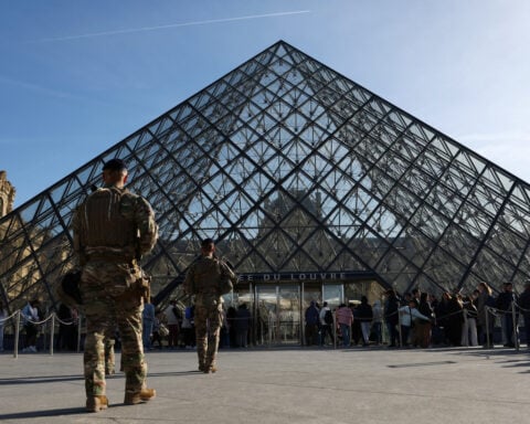 Person suspected of being fourth member of Louvre robbery gang has been arrested -Le Parisien