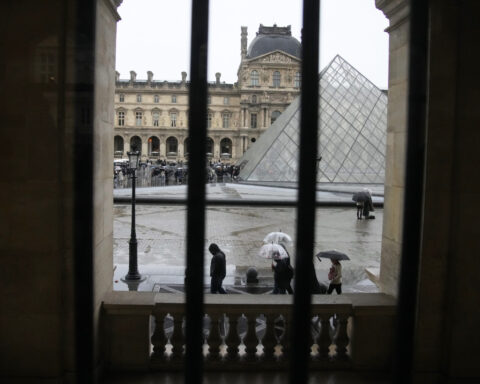 4 more arrested in $102M Louvre jewel heist, Paris prosecutor says