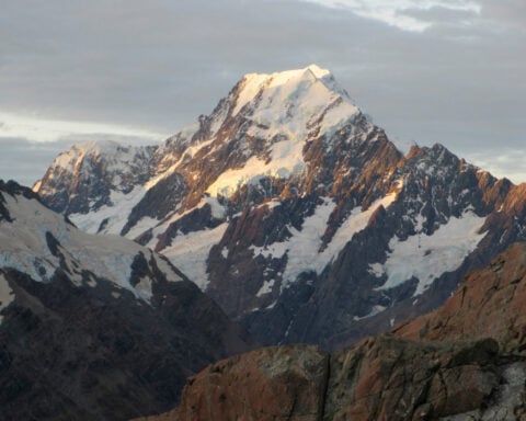 US climber among 2 killed in fall on New Zealand's highest peak