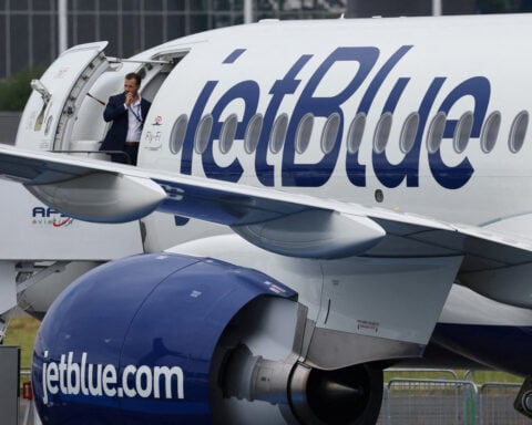 JetBlue ground workers seek union vote, IAM says
