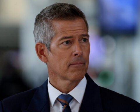 US transportation chief wants healthier snacks on flights