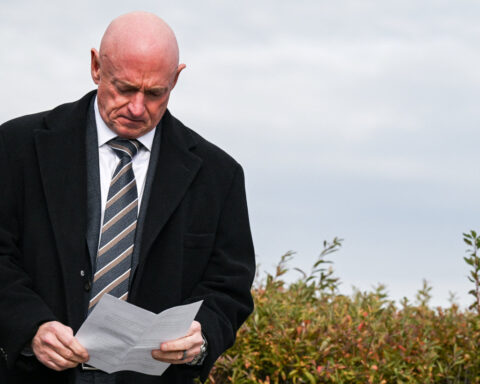 Pentagon threatens to prosecute Senator Mark Kelly by recalling him to Navy service